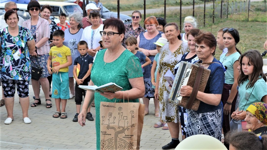 Первомайское абрикосово. Абрикосовая роща чингисхана в бурятии. Первомайское абрикосово. Мемориальный сквер в честь воинов односельчан новоамвросиевка\. Первомайское абрикосово.